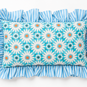 Coussin "Liberté" turquoise à marguerites : élégance et luminosité pour votre intérieur - 30x50 cm