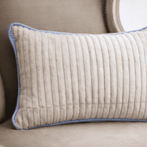 coussin beige texturé avec bordure bleue