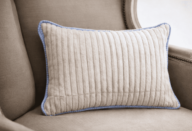 coussin beige texturé avec bordure bleue