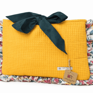 pochette m jaune à volants avec nœud fermeture zip vue de face