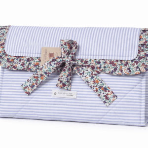 pochette m rayée bleue avec fleurs volants et noeud fermeture zip vue de face