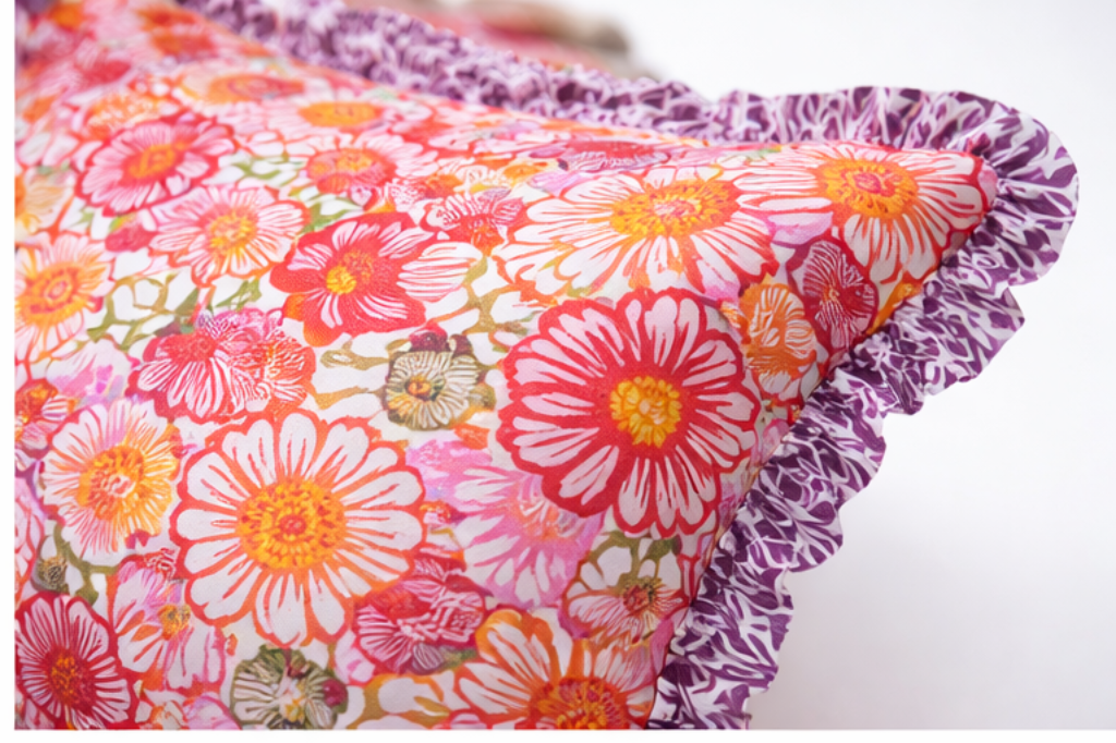 Coussin Liberté fleuri rose et corail : une touche chaleureuse et tendance – Image 3