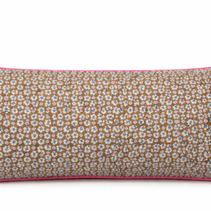 Coussin rectangulaire motif fleurs marron avec bordure rose – vue de face